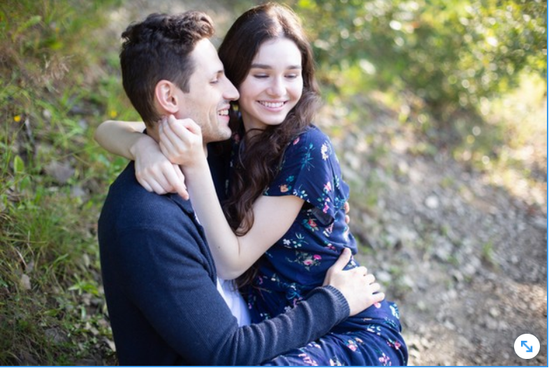 novios abrazados en el campo