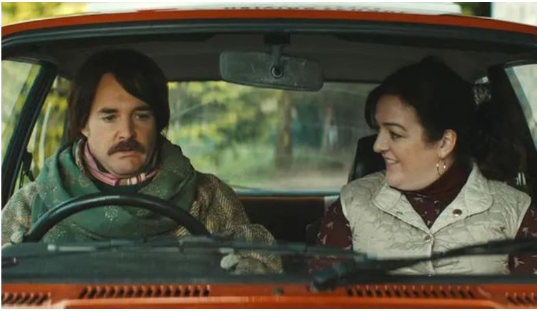 hombre y mujer en un carro pequeño