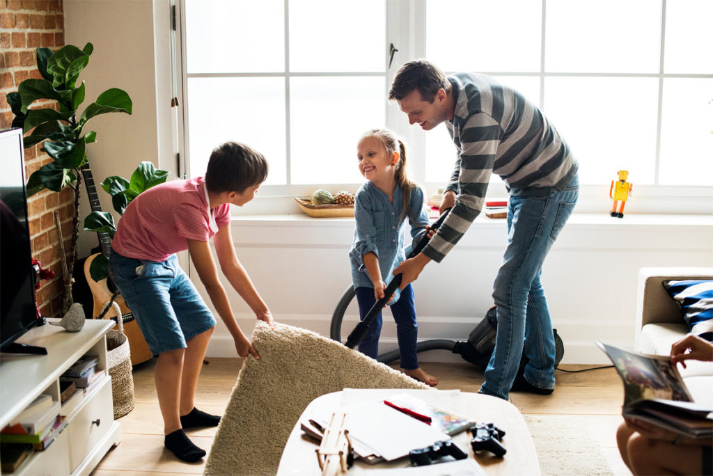 familia ordenando la casa