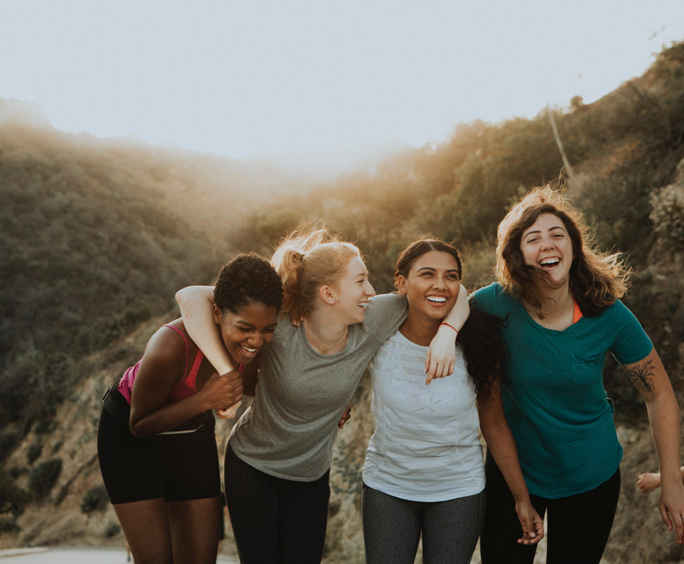 Mujeres amigas en una caminata de montaña