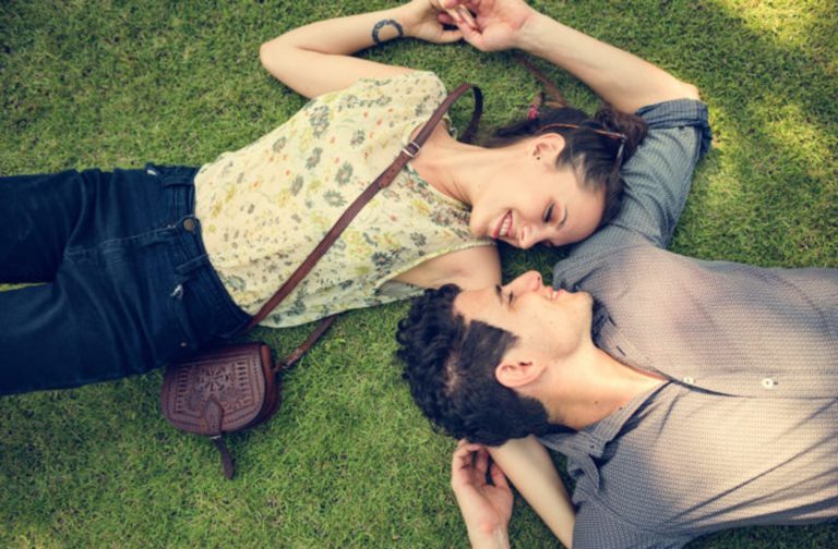 Novios sentados en el cesped