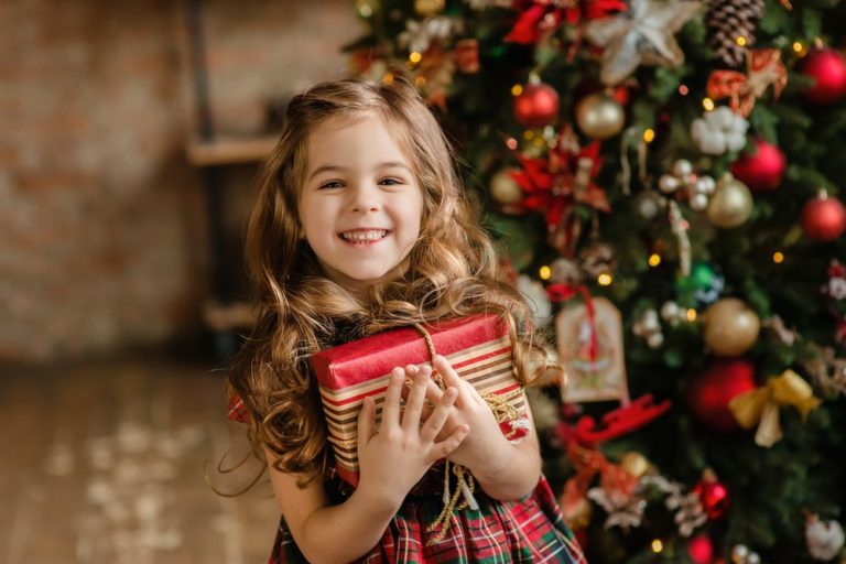 Niña con un regalo de navidad feliz