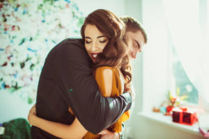 esposos abrazados en una habitación