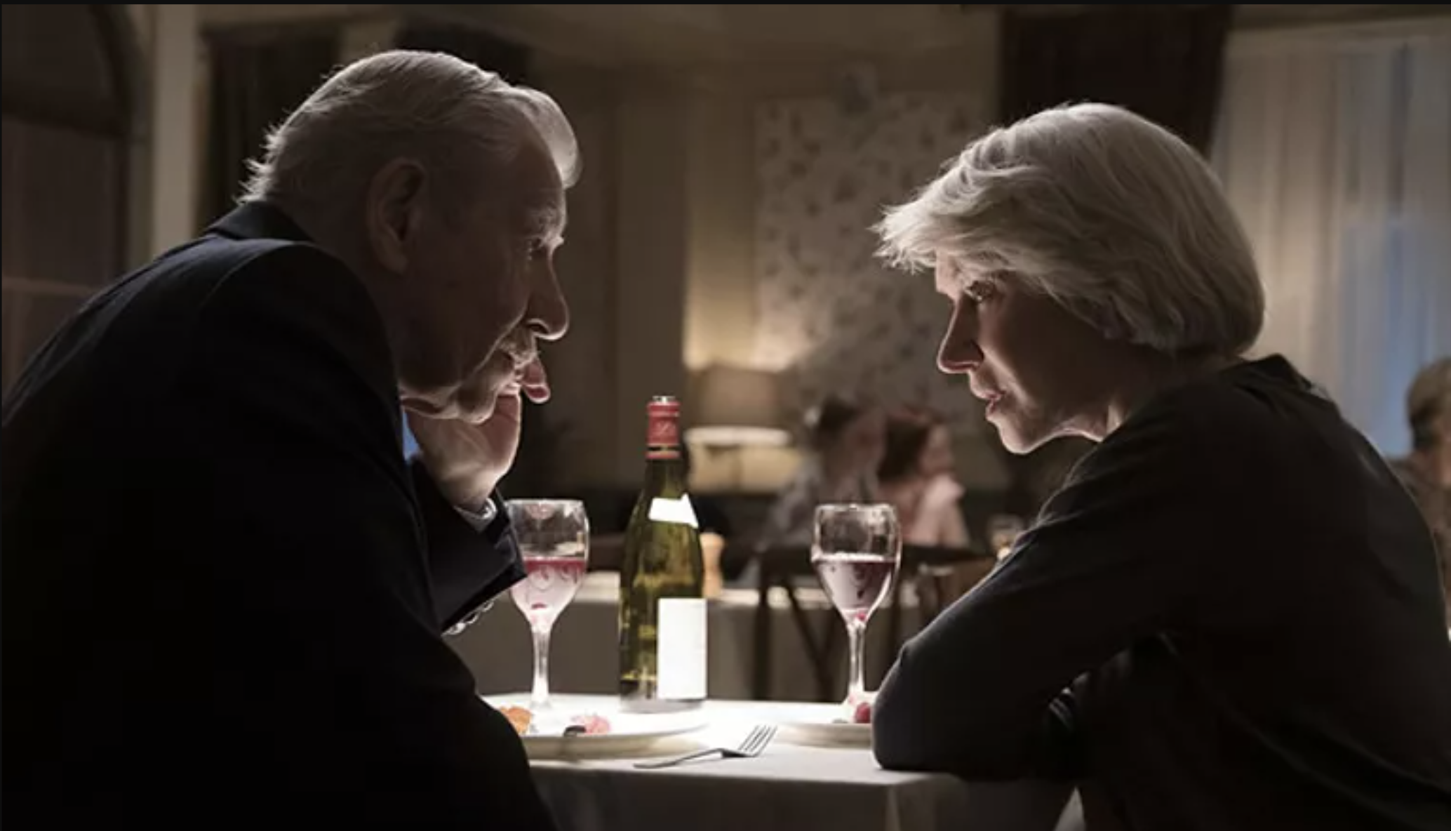 adultos mayores en una cena en un restaurante
