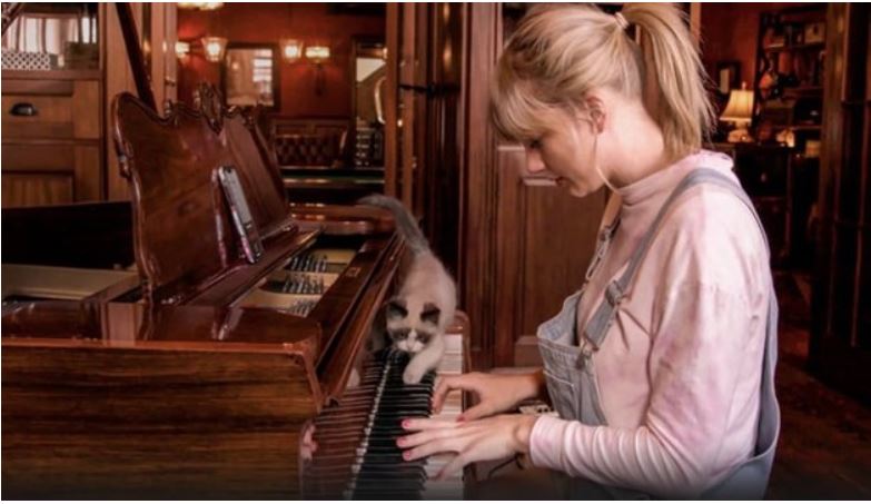 Mujer tocando el piano