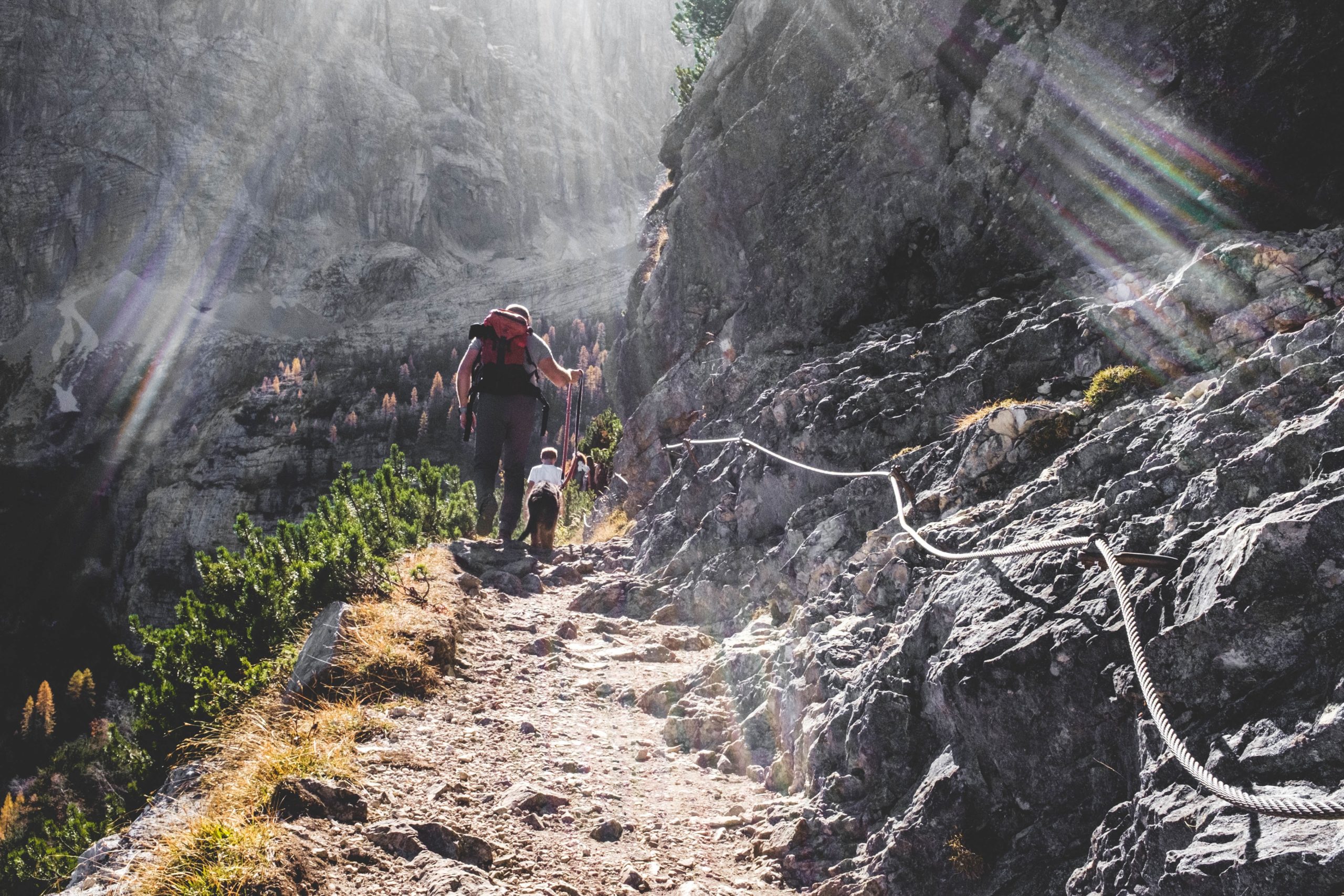 hombre caminando por una montaña junto a su hijo