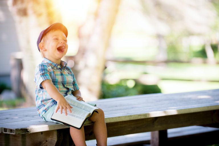 niño feliz con una biblia