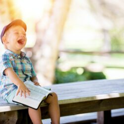 niño feliz con una biblia