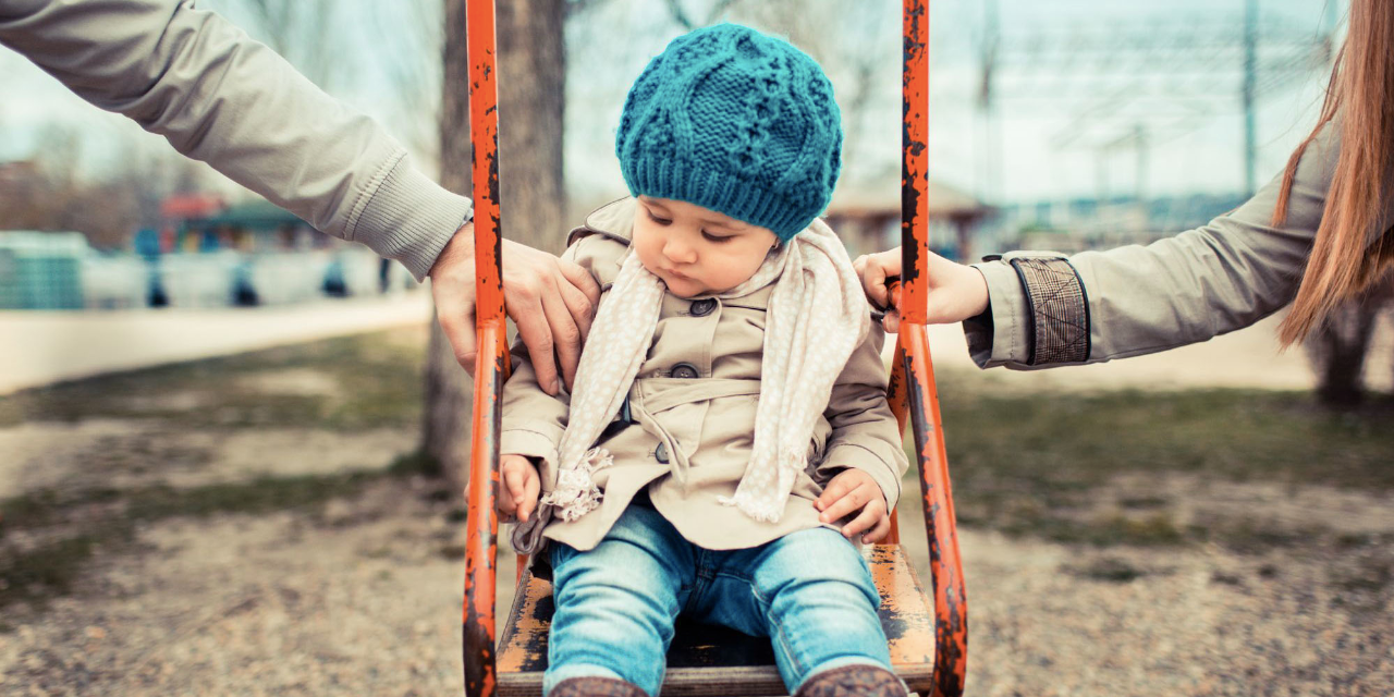 niña triste viendo a sus padres separados