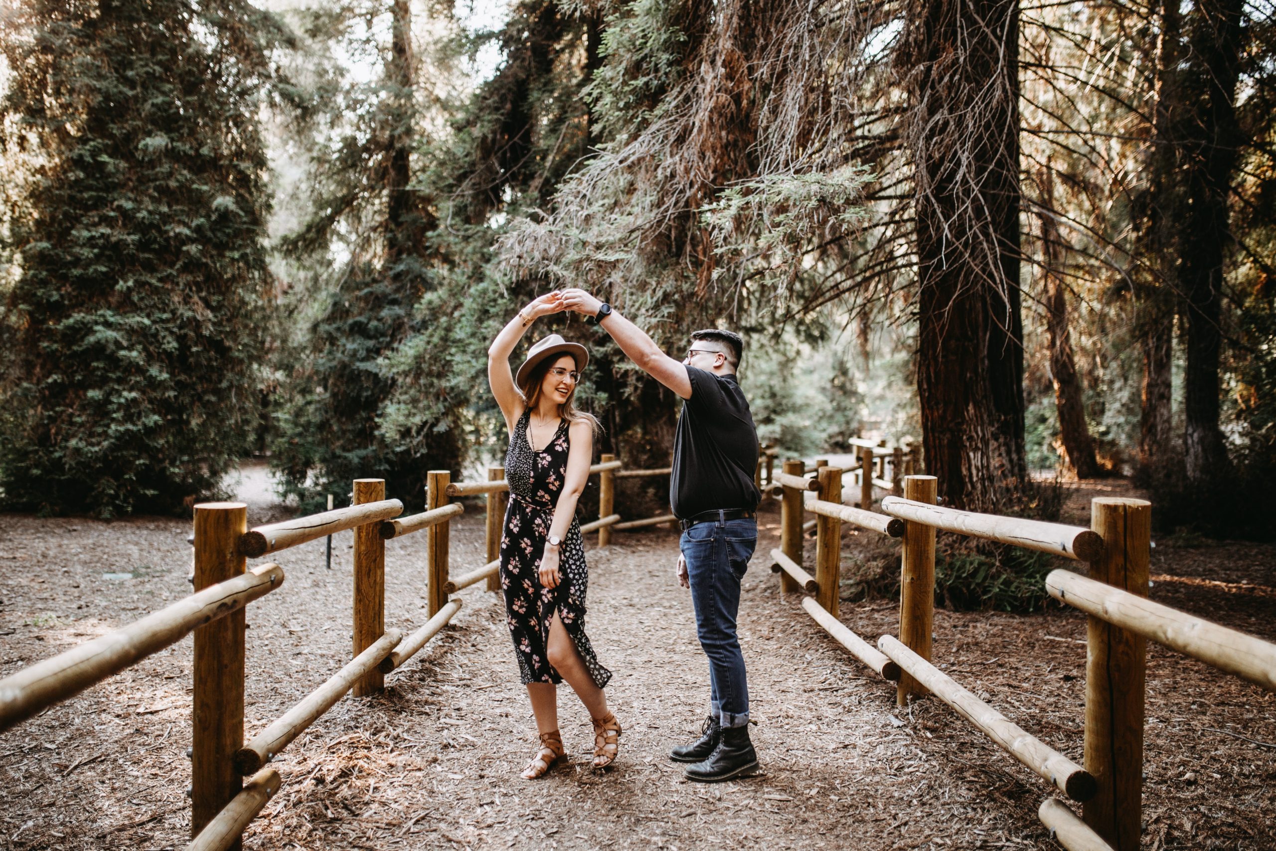pareja de esposos bailando en un camino en el bosque