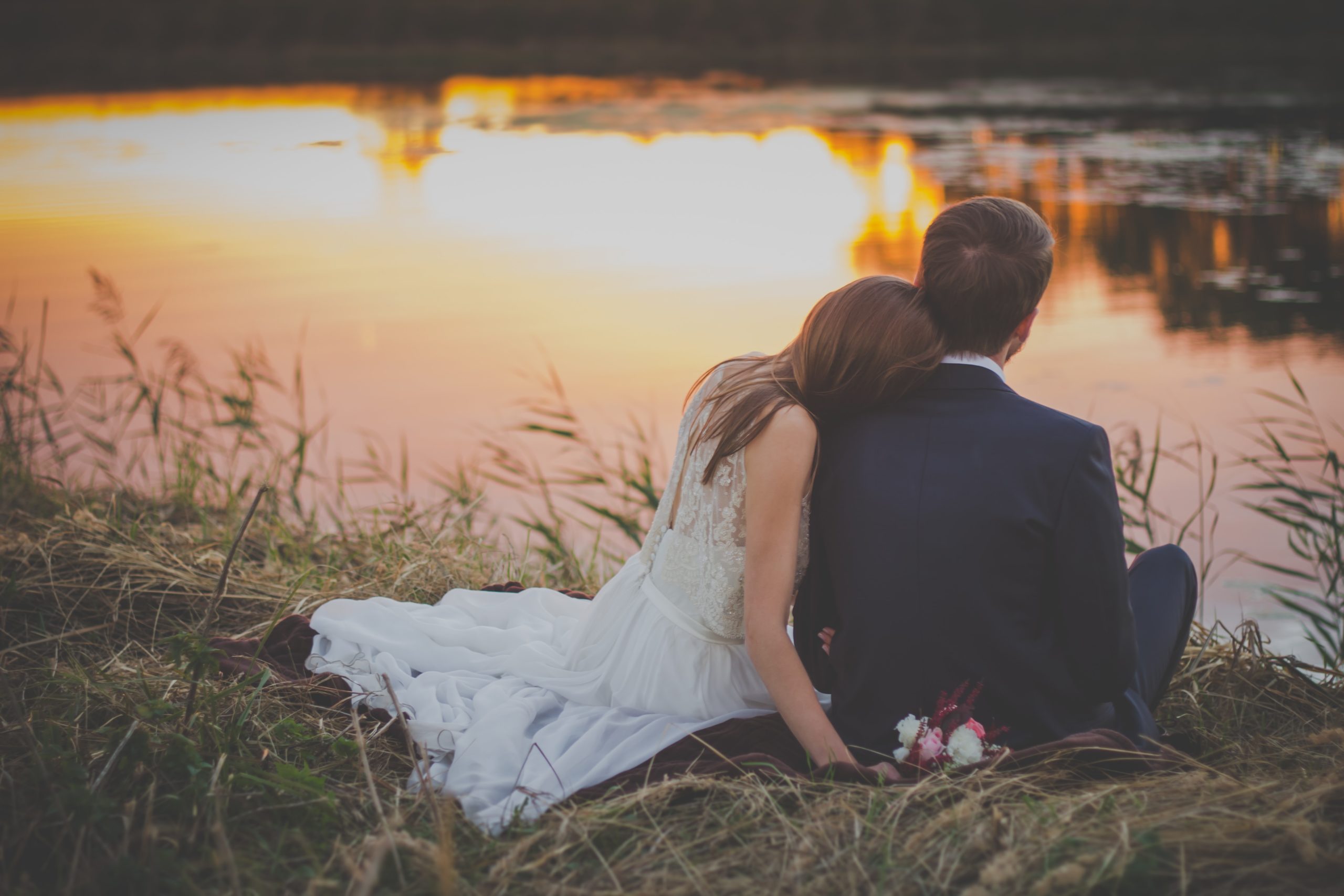 esposos recien casados viendo un lago