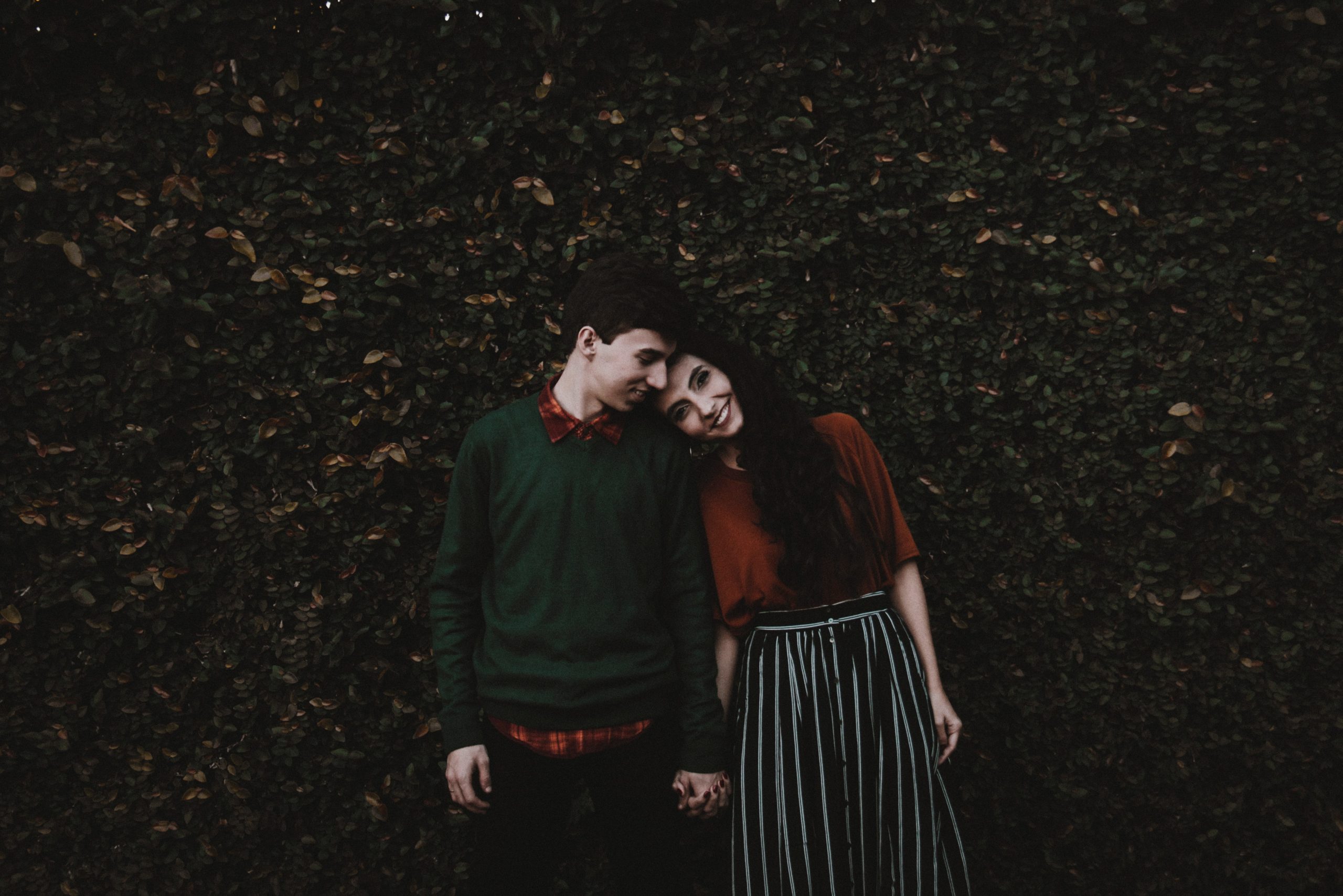 pareja de novios tomados de la mano