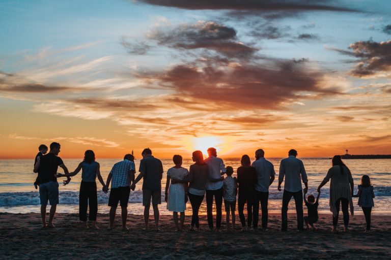 Familias viendo un atardecer