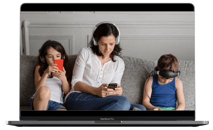 Mujer y niños usando el celular