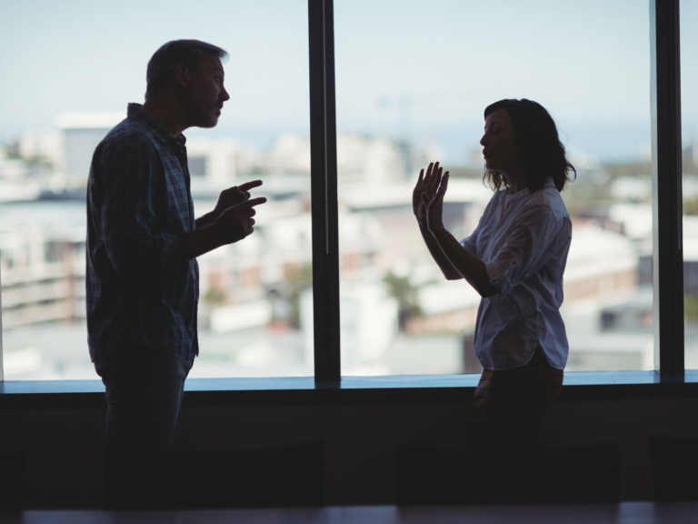 Mujer y hombre discutiendo en una sala