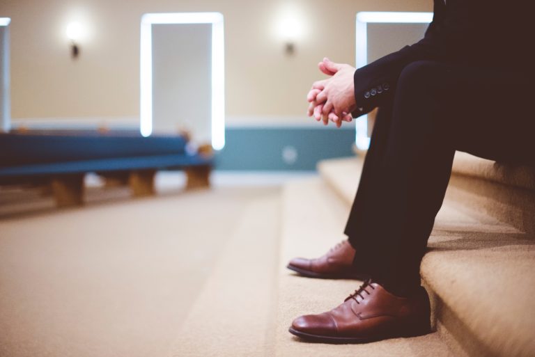 Hombre sentado en la iglesia