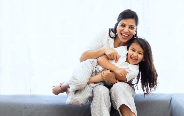 Mujer abrazando a su hija