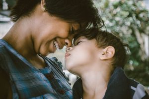 Mamá con su hijo sonriendo