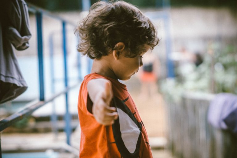 Niño con camisa de spiderman