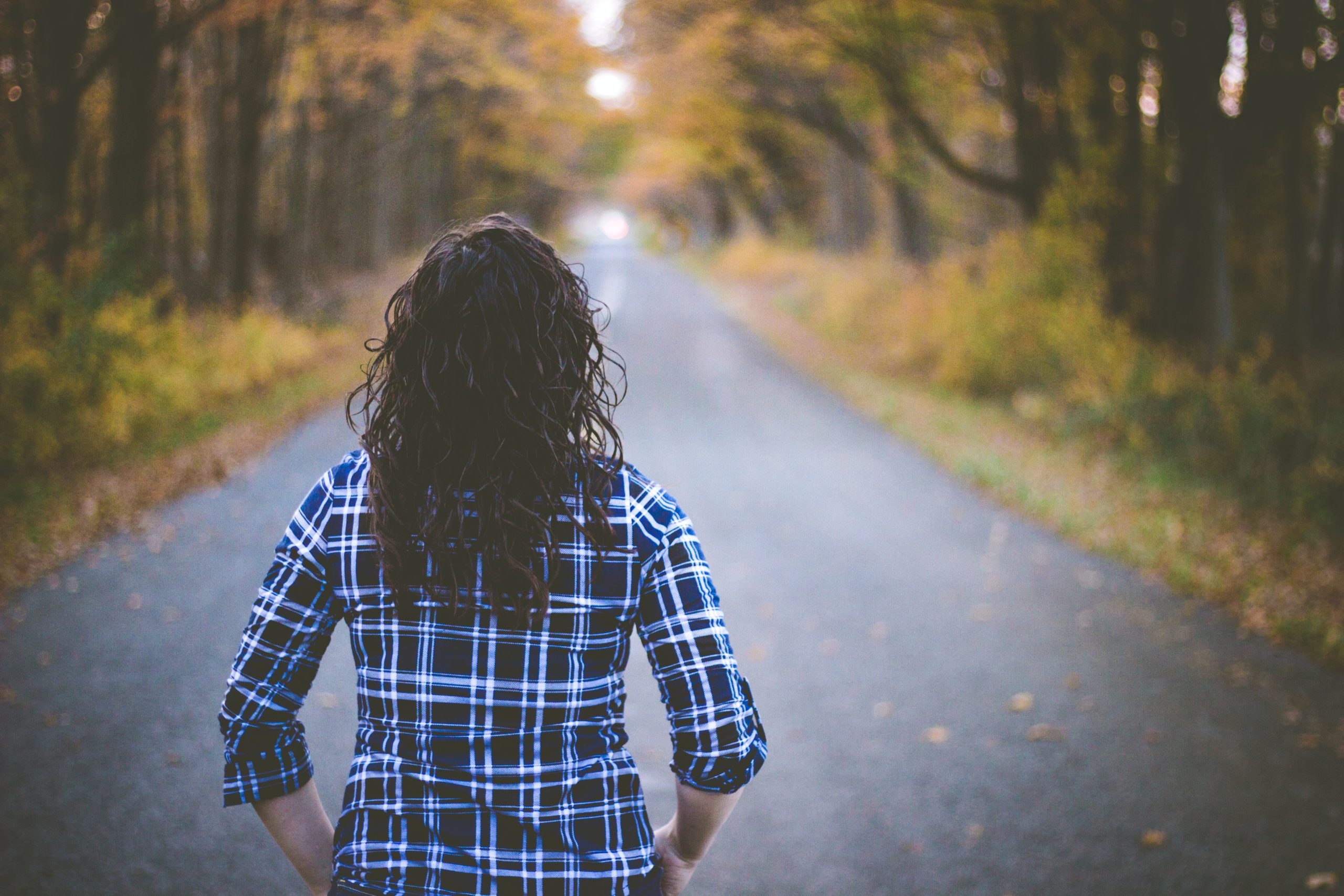 Mujer viendo un camino