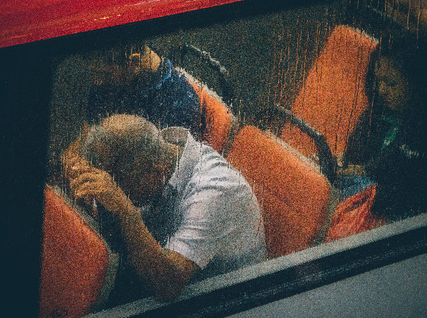 Hombre agobiado en el bus