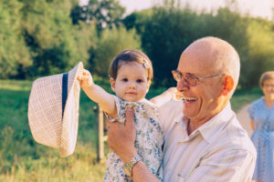 Abuelo con su nieta en una campo