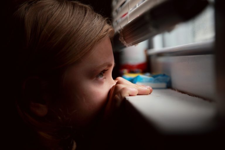 Niña viendo por la ventanaa