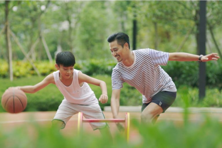 Hombre e hijo jugando Baloncesto