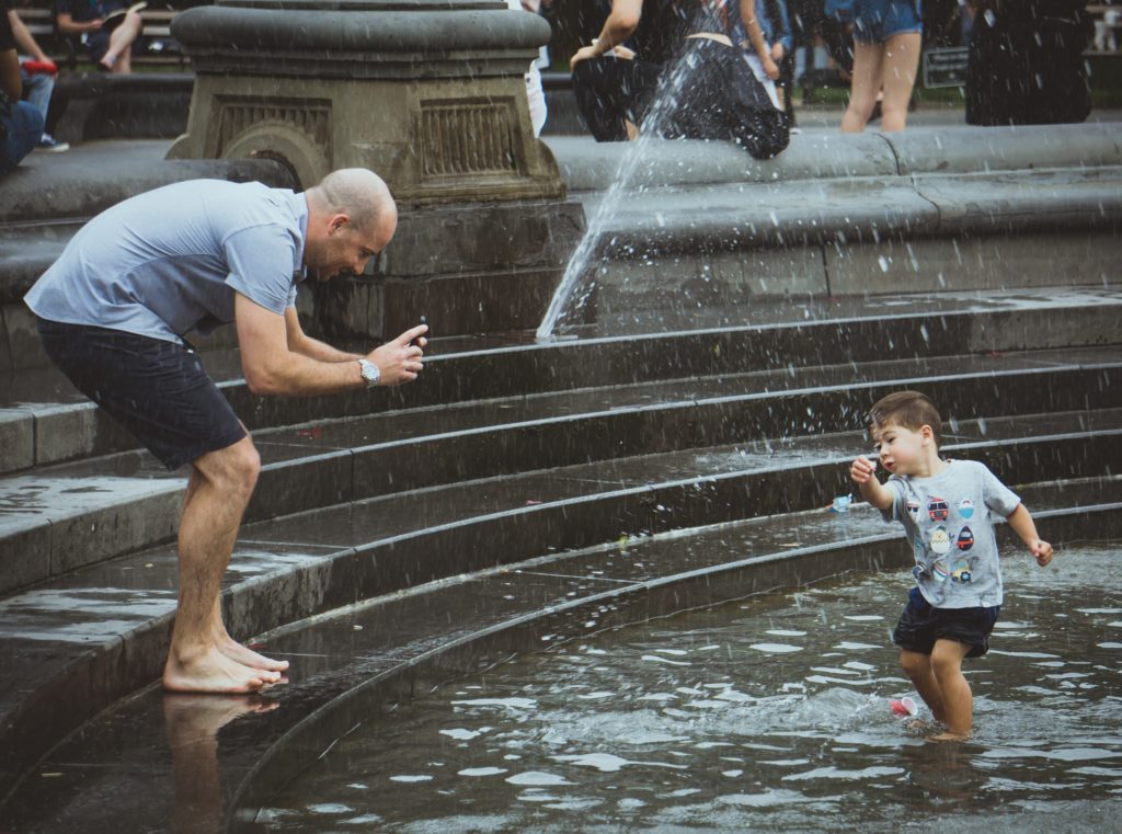 Niño jugando en una fuerte y su papá tomandole una foto