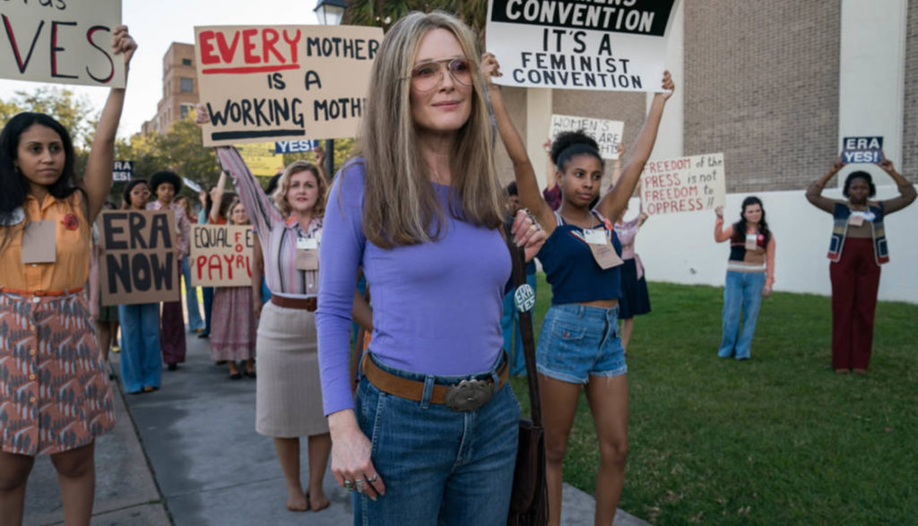 Mujer mayor en una marcha de mujeres, Escena de la pelicula THE GLORIAS