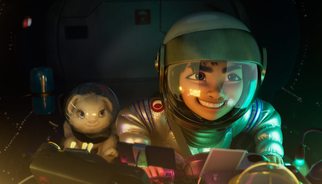 Una niña y un conejo vestidos de astronautas en una sala de comandos, Escena de la pelicula Over the moon