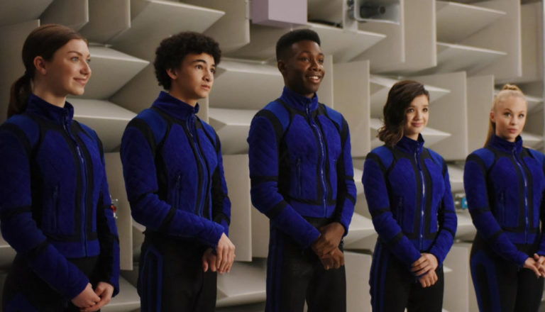 5 jovenes vestidos de azul marino oscuro alegres viendo al parecer una persona que les da una buena noticia, Escena de la pelicula EL CLUB SECRETO DE LOS NO HEREDEROS AL TRONO