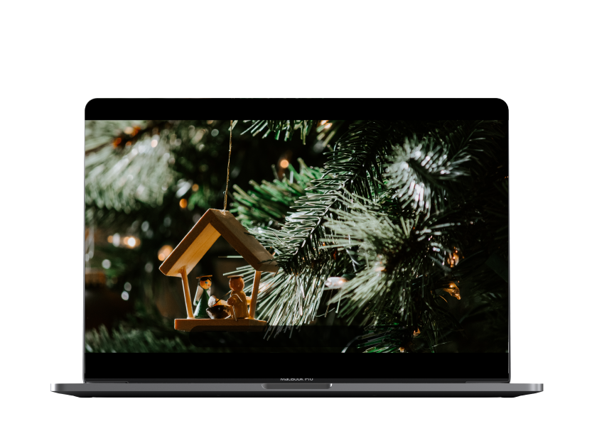 Laptop con imagen de un adorno de pesebre en un árbol de navidad