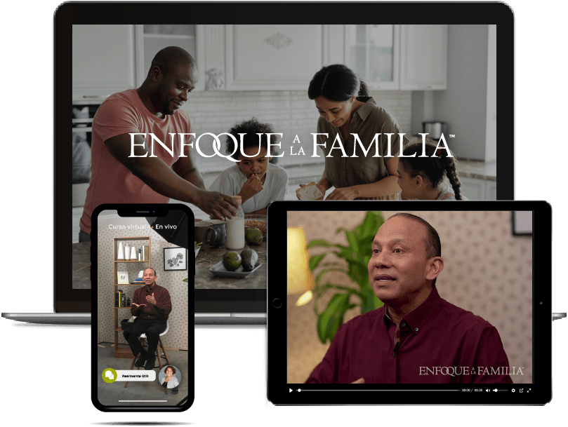 Laptop, Ipad y movil con escenas de los cursos de Enfoque a la Familia