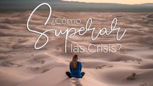 Miniatura del curso Cómo superar las crisis donde aparece una mujer joven sentada en el desierto viendo el horizonte