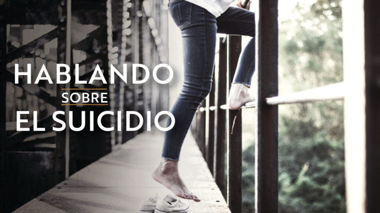 Miniatura del curso Hablando sobre el suicidio donde hay una mujer subiendose a la orilla de un puente pero no se ve la cara