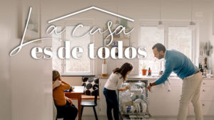 Miniatura del curso La casa es de todos donde se ven una familia ayudando a limpiar la cocina