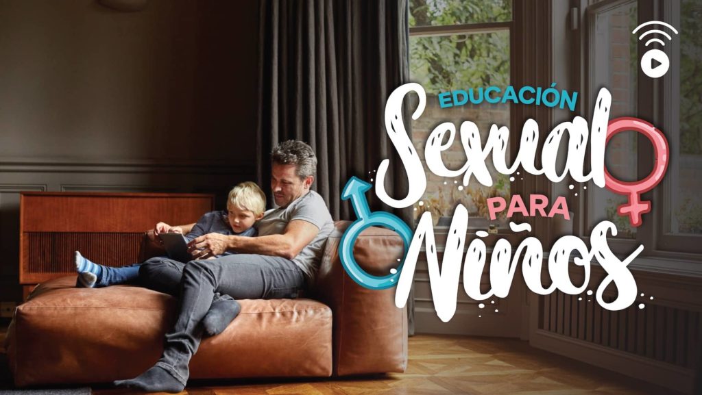 Miniatura de curso Educacion sexual para niños, donde se ve un padres viendo una serie junto a su hijo en la sala de la casa