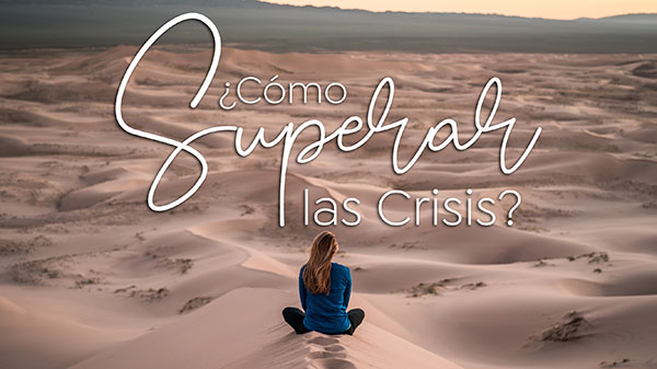 Miniatura del curso Superar las crisis donde aparece una mujer sentada contemplando el desierto