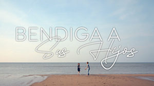 Miniatura del curso Bendiga a sus hijos donde hay dos niños jugando en la playa