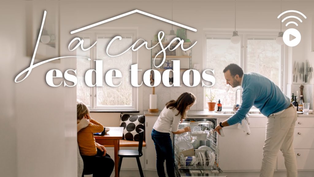 Miniatura del curso La casa es de todos donde se ven una familia ayudando a limpiar la cocina