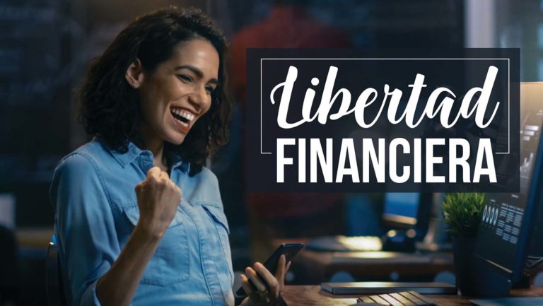 Miniatura del curso Libertad Financiera donde se ve una mujer sosteniendo un celular celebrando