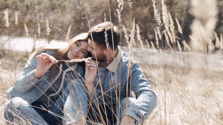 Pareja de esposos agrazados en el campo