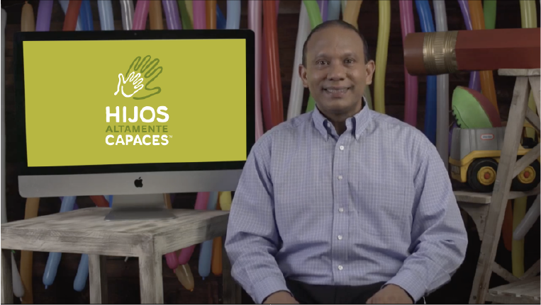 Sixto porras Exponiendo el Curso Hijos Altamente Capaces con un televisor detras