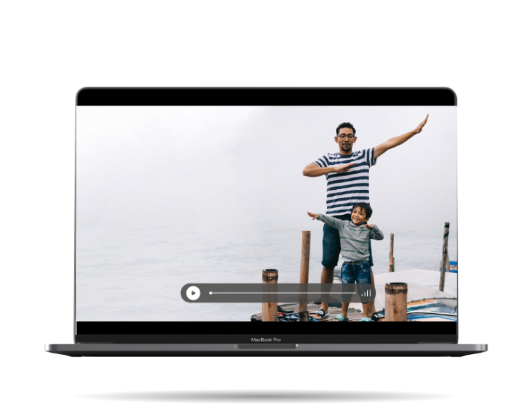 Laptop abierta con imagen de papá e hijo en un puerto pesquero haciendo un dab alegres