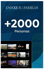 Imagen de paquete para mas de 2000 personas del App de Enfoque a la Familia, fondo azul con un ipad con los Cursos de Enfoque a la Familia
