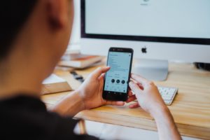 Persona viendo instagram frente a la pantalla de la computadora