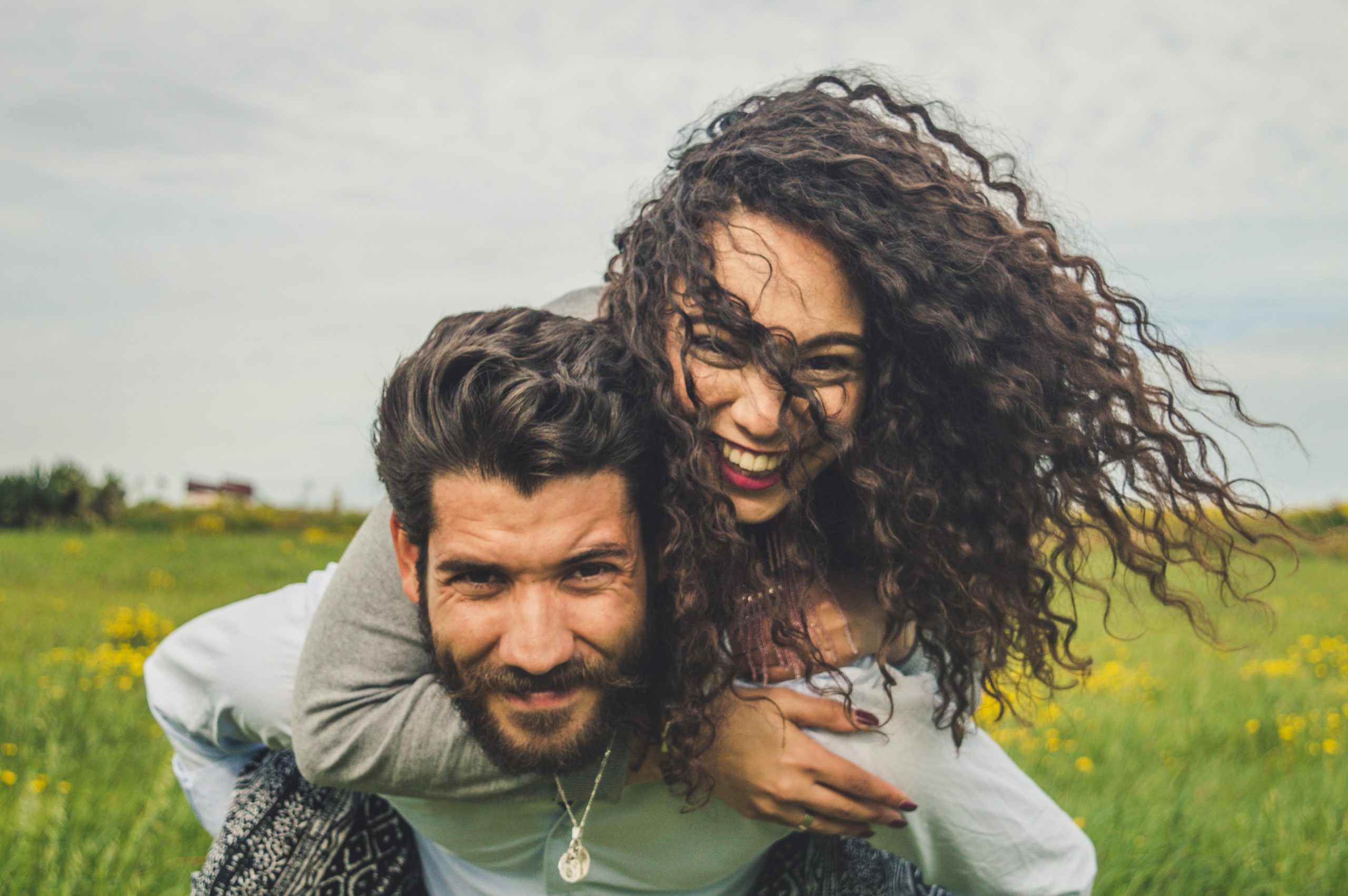 Hombre y mujer sonrientes en un parque