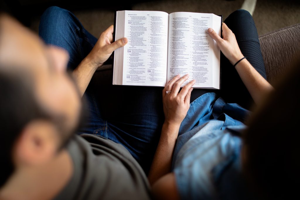 Pareja leyendo la biblia juntos