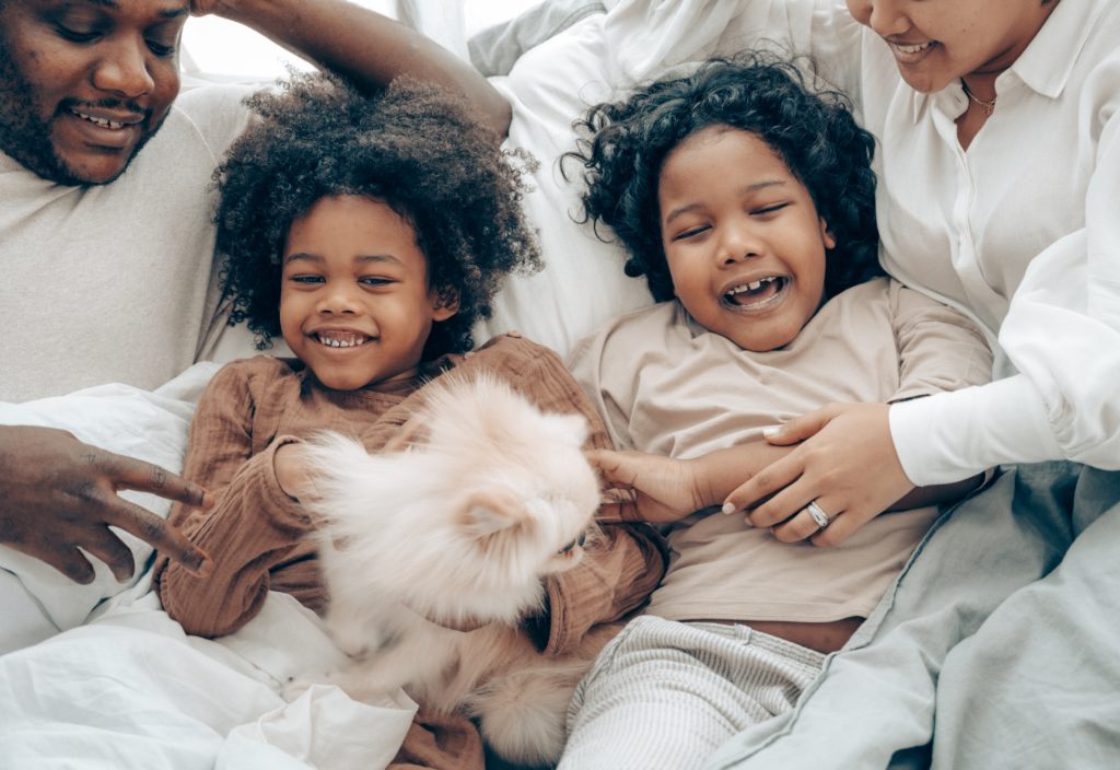 Niños felices junto a sus padres